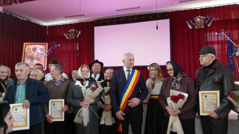 FOTO Primarul Vasile Iliuț a premiat 19 cupluri de aur din orașul Vicovu de Sus: „Acest eveniment a devenit deja tradiție la Vicovu de Sus”