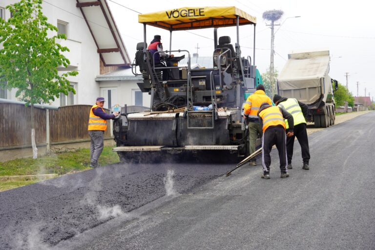FOTO Primăria Arbore a preluat de la Consiliul Județean Suceava un drum județean de pământ și îl asfaltează cu fonduri proprii