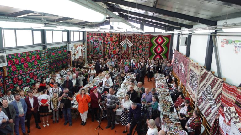 FOTO Monografia comunei Moldovița a fost lansată în cadrul Festivalului Ouălor Încondeiate de la Moldovița, ajuns la cea de-a XV-a ediție: „Arătăm lumii întregi lucrurile frumoase pe care le facem noi aici în comuna noastră”