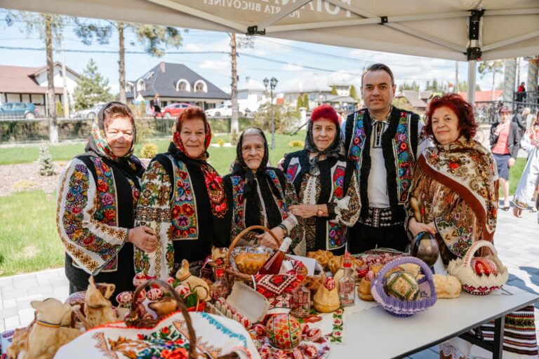 FOTO Obiceiul ouălor încondeiate este păstrat cu sfințenie la Poiana Stampei – Poarta de intrare în Bucovina: „Ouăle încondeiate din Poiana Stampei au frumusețea lor, au unicitate și iau și din frumusețea acestor locuri, din Bucovina”