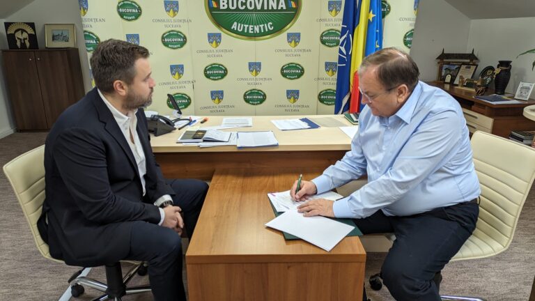 FOTO Gheorghe Flutur a semnat contractul privind microbuzele electrice pentru elevi din 26 de comune din județul Suceava