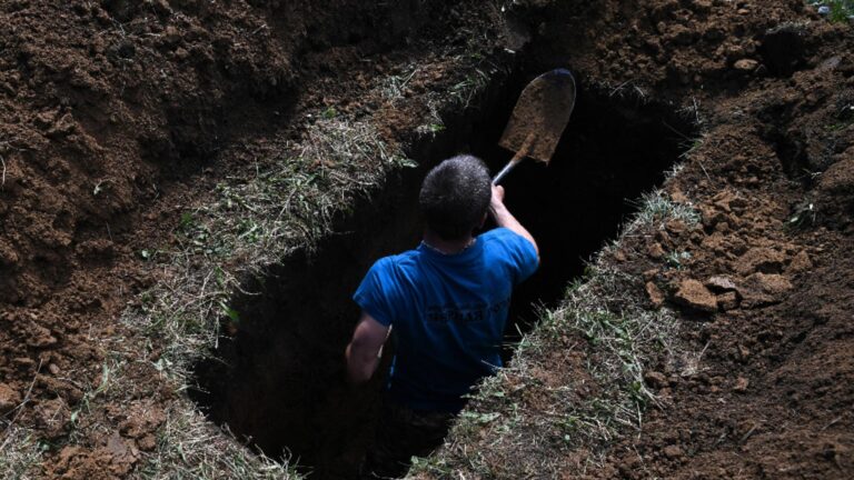 Un bărbat îngropat în cimitirul din Corocăiești a fost dezgropat de un individ din Stroiești care l-a visat în viață