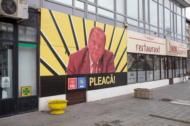Gheorghe Flutur a pierdut procesul cu AUR Suceava căreia i-a solicitat în instanță să înlăture bannerul cu fața lui și mesajul „Pleacă” afișat la sediul filialei județene