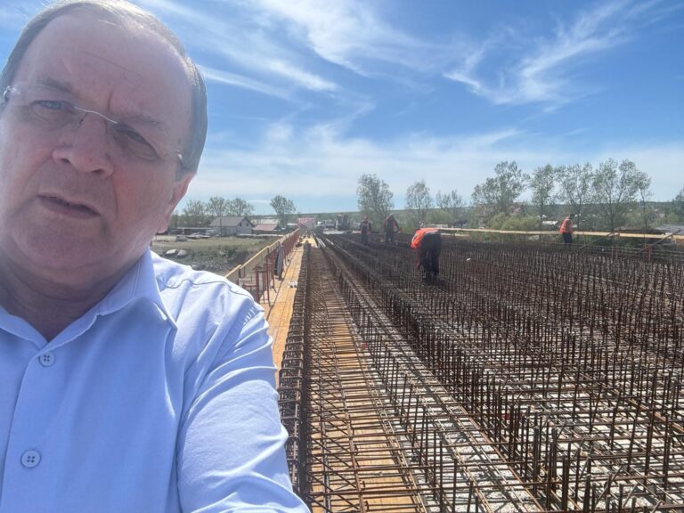 FOTO Gheorghe Flutur a verificat stadiul lucrărilor de la Axialul Suceava – Iași și de la Podul de la Milișăuți: „Se lucrează intens”