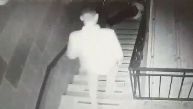 Un individ din Burdujeni și-a împins o vecină pe scări pentru că nu i-a dat 3 lei pentru o bere