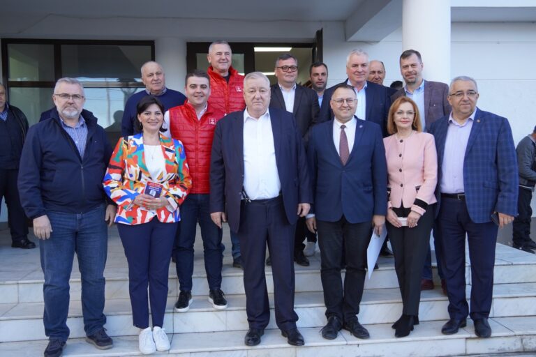 FOTO George Șoldan a fost acasă la Cajvana pentru a-l susține pe actualul primar Gheorghe Tomăscu în cursa electorală pentru un nou mandat