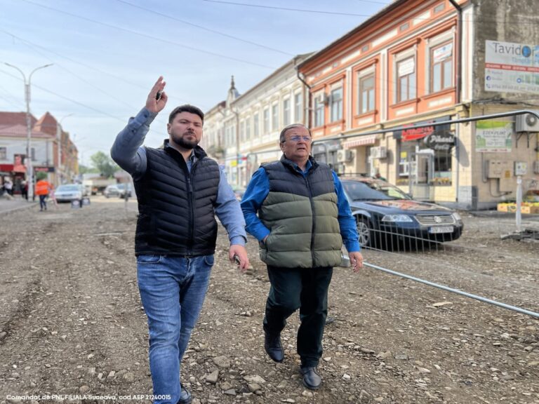 FOTO Gheorghe Flutur a inspectat lucrările care se fac în zona centrală a municipiului Rădăuți: „Lucrurile evoluează bine”