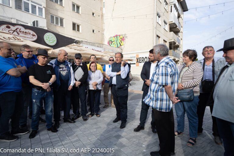 FOTO Gheorghe Flutur și primarul Bogdan Loghin a avut o întâlnire cu rădăuțenii: „Ne-au așteptat foarte bucuroși și au profitat de moment pentru pentru a-și exprimat bucuria pentru astfel de investiții”