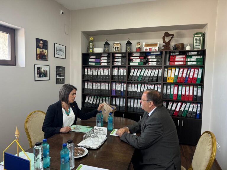 FOTO Gheorghe Flutur a avut o întâlnire cu vice-ambasadorul britanic în România, Rebecca Shah, la Muzeul de Istorie din Siret și a Memorialului Holocaustului Evreilor din Bucovina