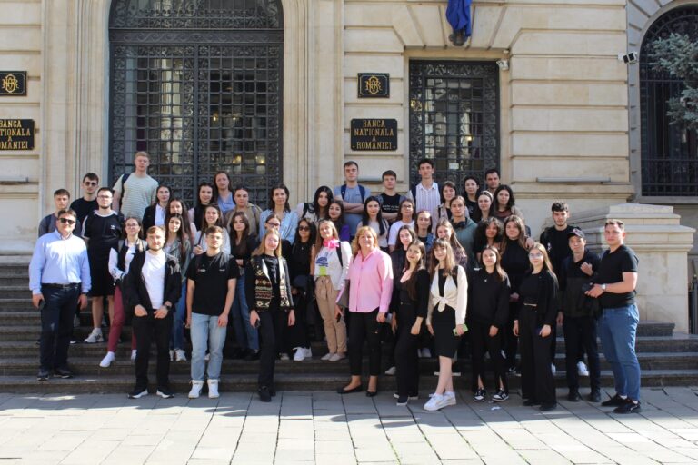 FOTO Studenții Facultății de Economie, Administrație și Afaceri au efectuat o vizită la Muzeul Băncii Naționale a României din București