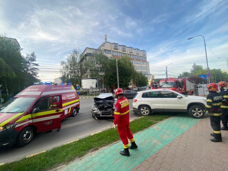 FOTO Accident între două mașini produs în fața Centrului de Transfuzii din Suceava
