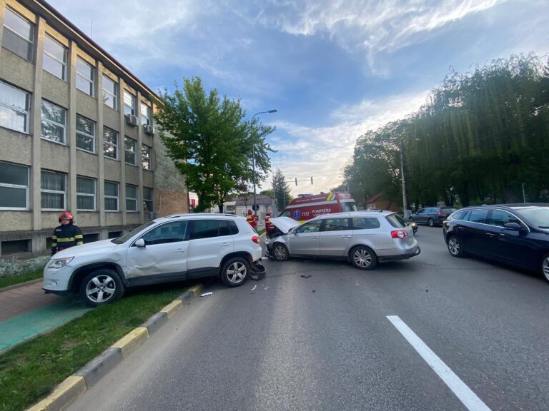 FOTO Accidentul din fața Centrului de Transfuzii Suceava a fost produs de un șoferiță care a trecut cu mașina pe culoarea roșie a semaforului