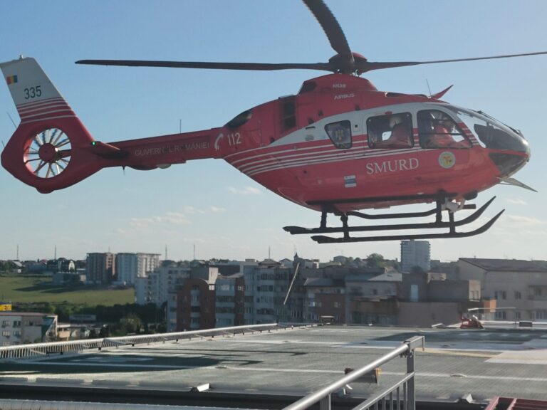 VIDEO FOTO Un pacient care a suferit un accident vascular a fost adus cu elicopterul SMURD de la Spitalul Județean de Urgență din Cluj pentru a fi tratat de către doctorii de la Spitalul Clinic Județean Suceava