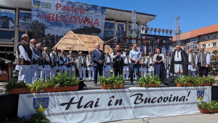 FOTO Peste 1.500 de persoane au luat parte la concertul Pascal organizat în centrul municipiului Suceava: „A înflorit turismul religios”