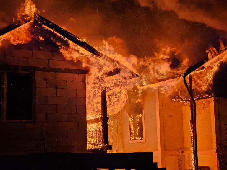 FOTO Casa unor bătrâni din Gura Humorului a fost distrusă de un incendiu puternic