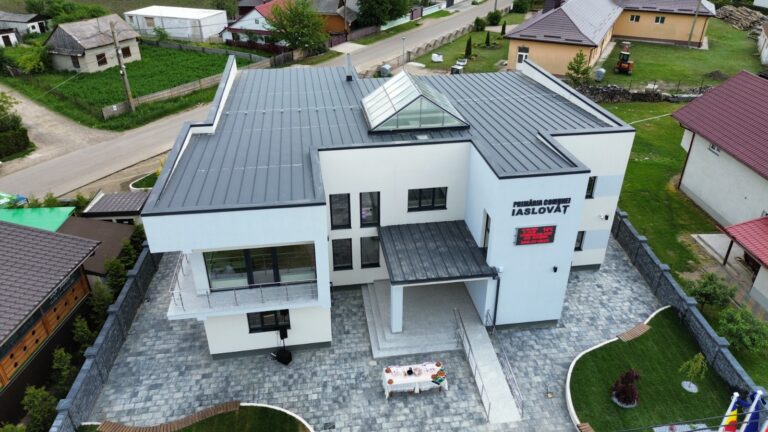 FOTO Noul sediul al Primăriei Iaslovăț a fost inaugurat: „Comuna s-a dezvoltat de la an la an, urmează să mai avem și alte investiții care vor fi făcute pentru comunitate, pentru oameni și care vor rămâne aici”