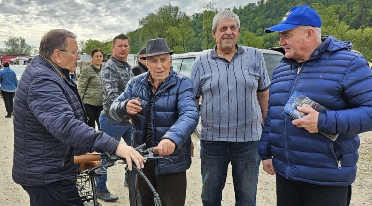 FOTO Întâlnire avută de Gheorghe Flutur cu cetățenii în piața de la Gura Humorului: „Oamenii știu cui se datorează lucrările din localitățile lor, știu marile proiecte care urmează”