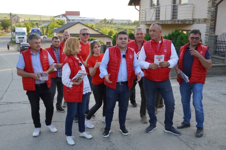 FOTO Ion Cristinel Burac a fost împreună cu Gheorghe Șoldan, candidatul PSD la funcția de președinte al CJ Suceava, și cu deputatul Mirela Adomnicăi prin satul Sfântu Ilie pentru a discuta cu cetățenii