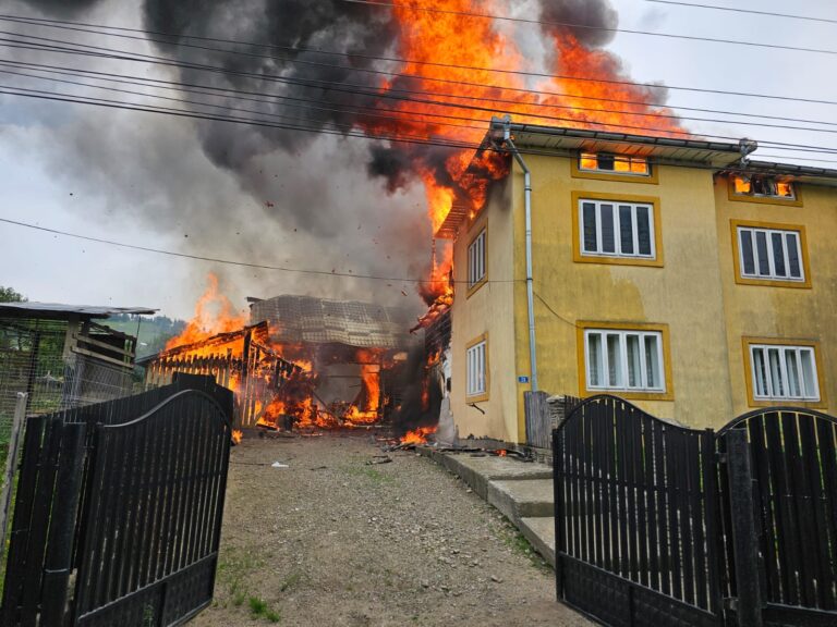 FOTO Cinci persoane au avut nevoie de îngrijiri medicale după ce a izbucnit un incendiu de proporții într-o gospodărie din Stulpicani