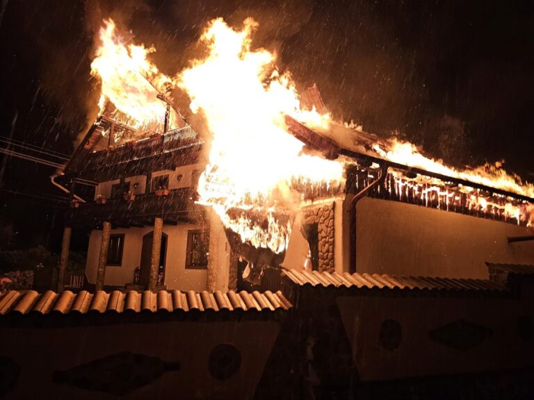 FOTO O casă din Frasin a fost cuprinsă de un incendiu puternic, noaptea trecută