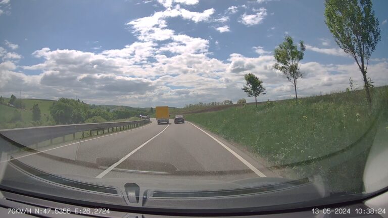 VIDEO Șoferul camionetei care a depășită pe linie continuă chiar sub ochii polițiștilor a rămas fără permis de conducere pentru 60 de zile