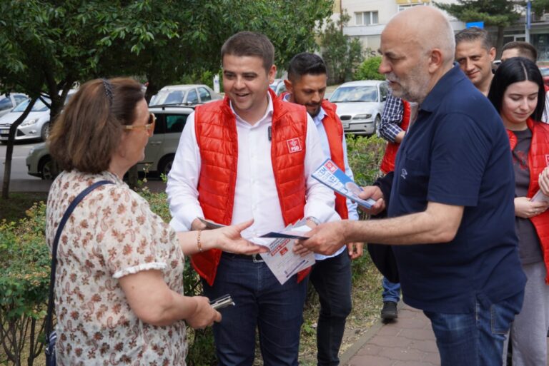 FOTO Gheorghe Șoldan și Vasile Rîmbu au fost în cartierele Zamca și Obcini pentru a discuta cu sucevenii: „Facem Suceava bine, facem județul bine!”