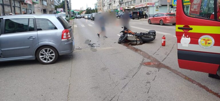 FOTO Accident între o mașină și o motocicletă produs în zona Mobilă din Suceava