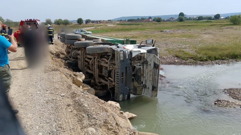 FOTO Un camion s-a răsturnat de pe podul provizoriu de la Slobozia Sucevei
