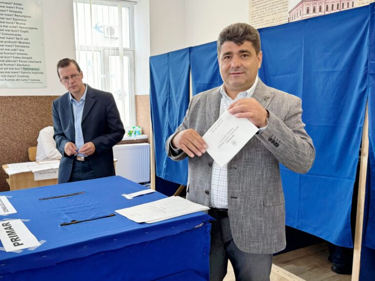 FOTO Gheorghe Apetrii, după ce a votat la Vatra Dornei: „Am votat pentru un nou început, pentru o administrație care să pună oamenii pe primul loc și să lucreze neobosit pentru binele tuturor dornenilor”