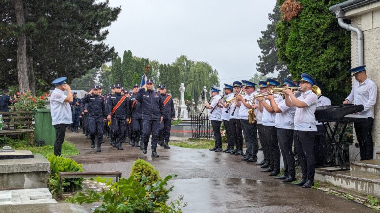 FOTO Ceremonie militară și religioasă organizată la monumentul eroilor din cimitirul Pacea cu prilejul comemorării „Zilei Eroilor”