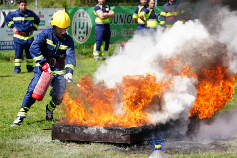 FOTO Pompierii voluntari din Bosanci s-au dovedit a fi cei mai buni din județ în urma unei competiții desfășurate pe Stadionul „1 Mai” din Suceava