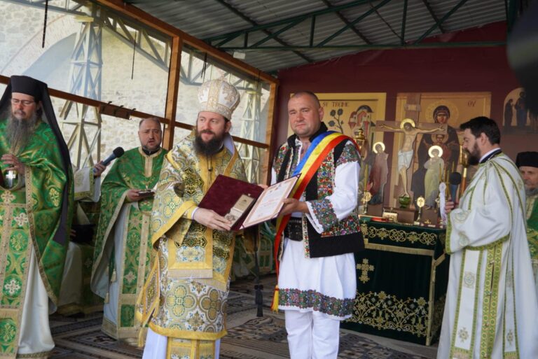 FOTO Radu Reziuc, primarul comunei Mitocu Dragomirnei, a primit Ordinul Mitropolit Anastasie Crimca din partea Arhiepiscopiei Sucevei și Rădăuților: „Această distincție este a dumneavoastră, a tuturor celor care ați fost și sunteți alături de mine”