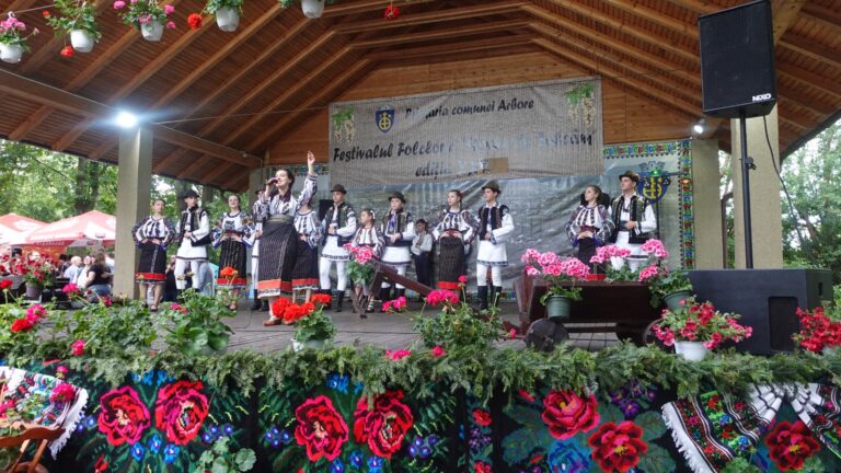 FOTO Sute de persoane au luat parte la cea de-a XXX-a ediție a Festivalului de folclor „Floare de Salcâm” de la Arbore: „De la an la an, edițiile sunt tot mai frumoase și cu prezență tot mai numeroasă”