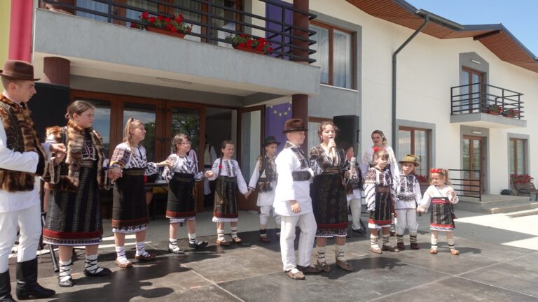 FOTO Cea de-a XVIII-a ediție a Festivalului „Ciprian Porumbescu” a adus muzica și voia bună în comunitatea în care a copilărit marele compozitor: „Ne bucurăm că suntem împreună”