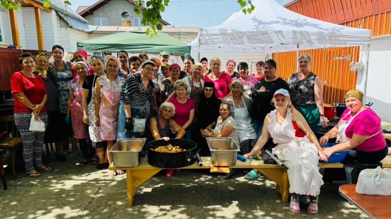 FOTO Aproximativ 20.000 de sarmale au fost împărțite credincioșilor care au luat parte la hramul Mănăstirii Dragomirna: „Dacă suntem sănătoși și la anul păstrăm acest lucru și sper să devină o tradiție pentru Mitocu Dragomirnei”
