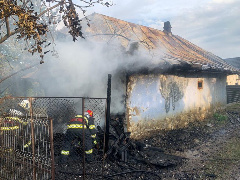 FOTO Incendiu izbucnit la o locuință de pe strada Gheorghe Doja din Suceava, din cauza instalației electrice improvizate