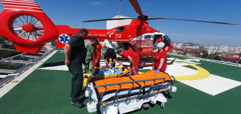 VIDEO FOTO Un medic de la Serviciul de Ambulanță Suceava, care a suferit un accident vascular în timp ce era la un curs la Spitalul din Târgu Mureș, a fost transportată de urgență cu elicopterul SMURD la Spitalul Clinic Județean Suceava