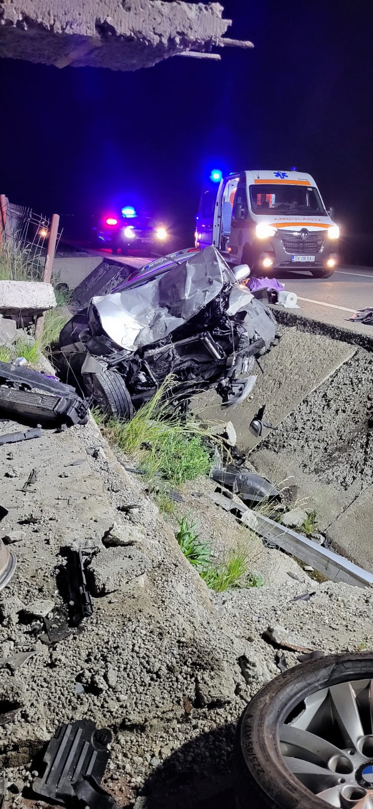 FOTO Trei persoane au fost grav rănite într-un accident produs la Poiana Stampei