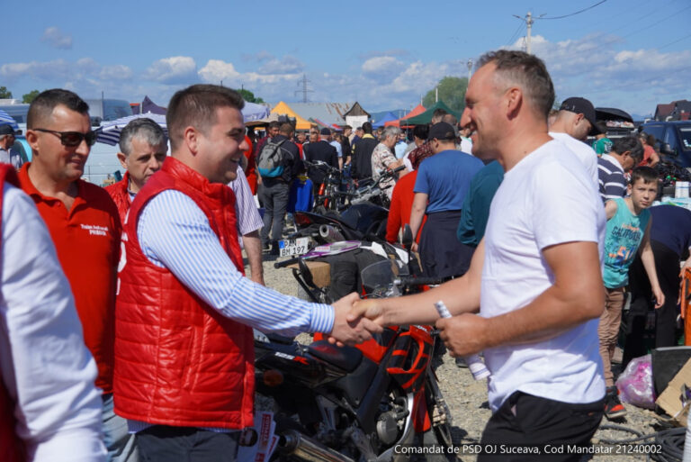 FOTO Gheorghe Șoldan, după ce a stat de vorbă cu sute de oameni în piața auto din Rădăuți: „ Reacțiile oamenilor au fost clare: au încredere în mine, în Traian și în viziunea noastră”