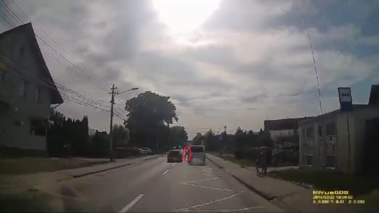 VIDEO Inconștientul din Mitocu Dragomirnei care a depășit pe o trecere din Burdujeni fiind aproape de a lovi un copil a fost lăsat pieton pentru 4 luni