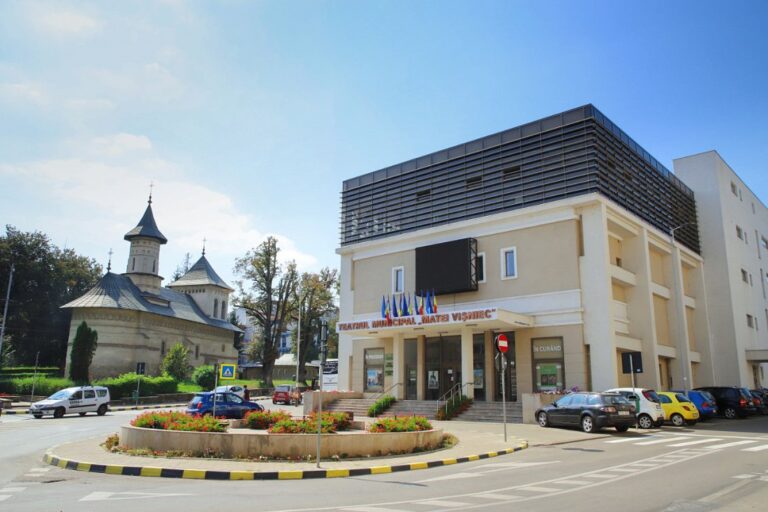 Un angajat de la Teatrul „Matei Vișniec” din Suceava a ajuns la spital după ce a căzut un panou din lemn peste el