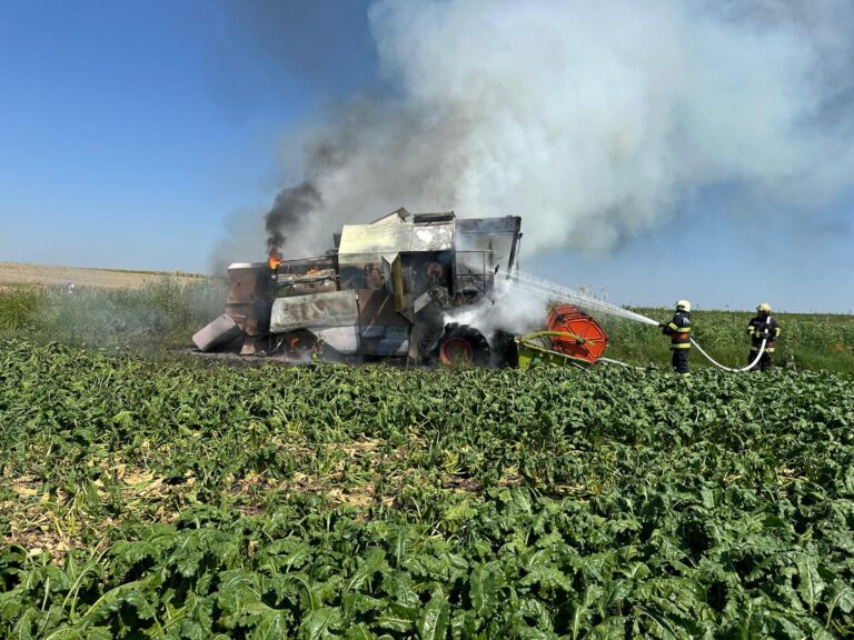 FOTO O combină agricolă a fost făcută scrum de un incendiu, la Bălcăuți
