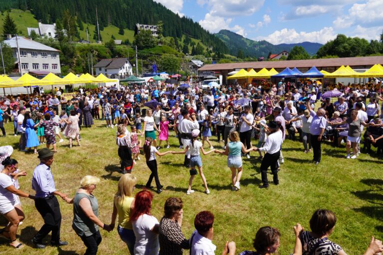 FOTO Weekend de poveste la Cârlibaba, unde cetățenii și turiștii au avut parte de două zile pline cu spectacole deosebite: „Cu oameni minunați să știți că se poate face orice”