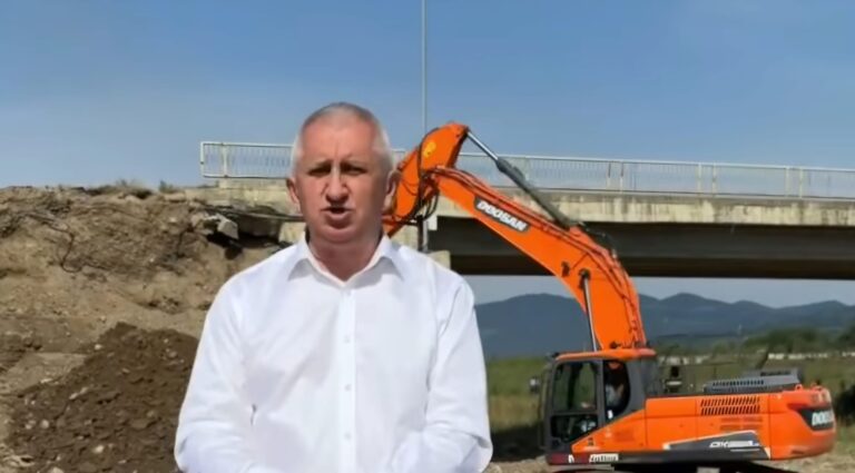 FOTO Podul de la Laura, din Vicovu de Sus, a intrat în reabilitate: „Aceste lucrări sunt de maximă urgență pentru că acest pod nu mai prezenta siguranță”