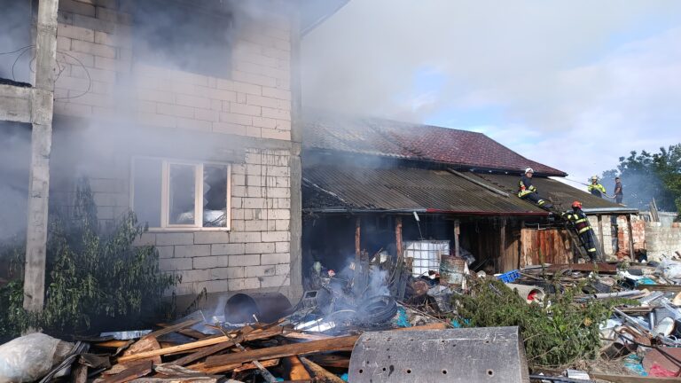 FOTO Un incendiu de proporții a distrus o casă din Dumbrăveni