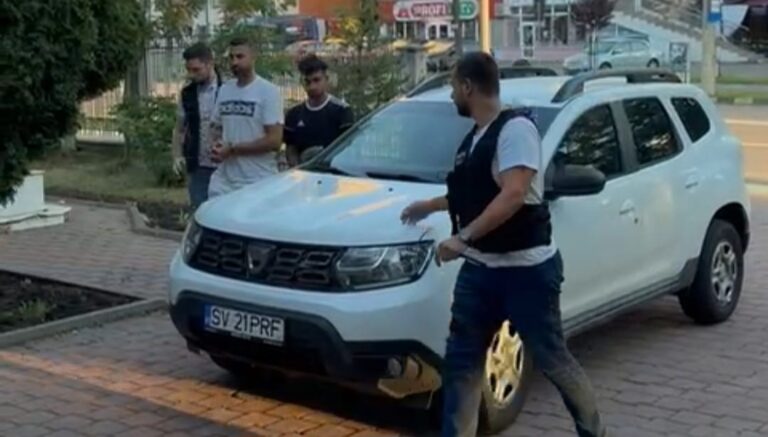 VIDEO Un bărbat a fost bătut cu sălbăticie de 7 indivizi în fața Gării din Dornești. Polițiștii au reținut doi rădăuțeni, implicați în altercație