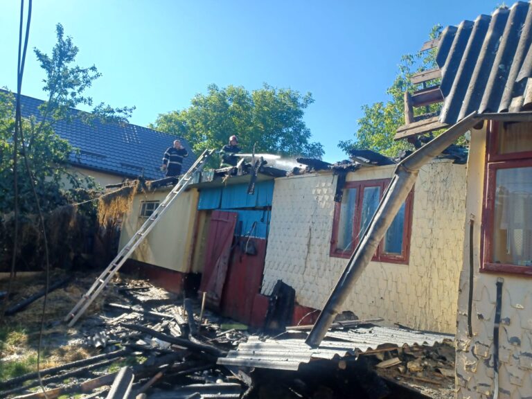 FOTO Incendiu de proporții izbucnit într-o gospodărie din Preutești de la un scurtcircuit