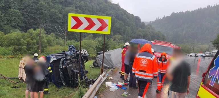FOTO Accident produs între un TIR și un microbuz, la Prisaca Dornei. A fost activat Planul Roșu de Intervenție