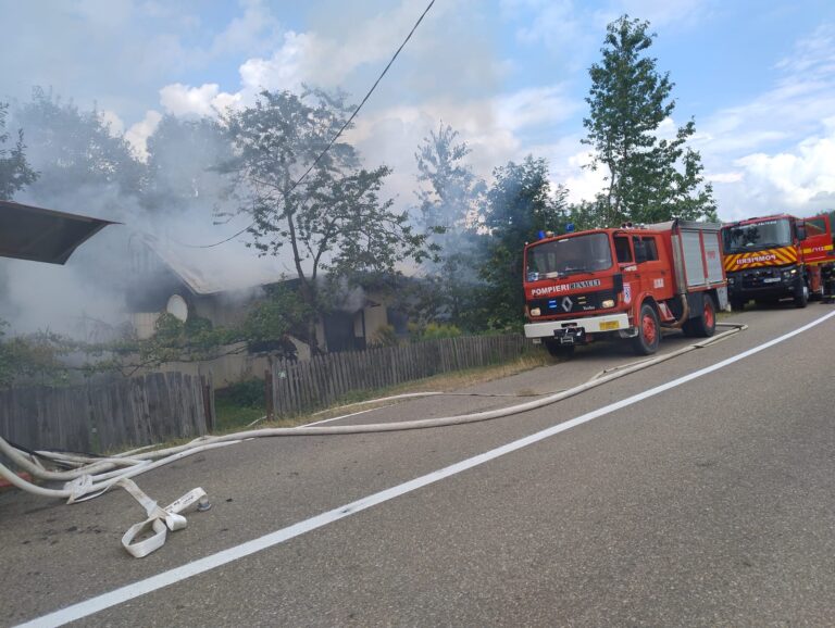 FOTO O casă a ars în întregime la Mălini