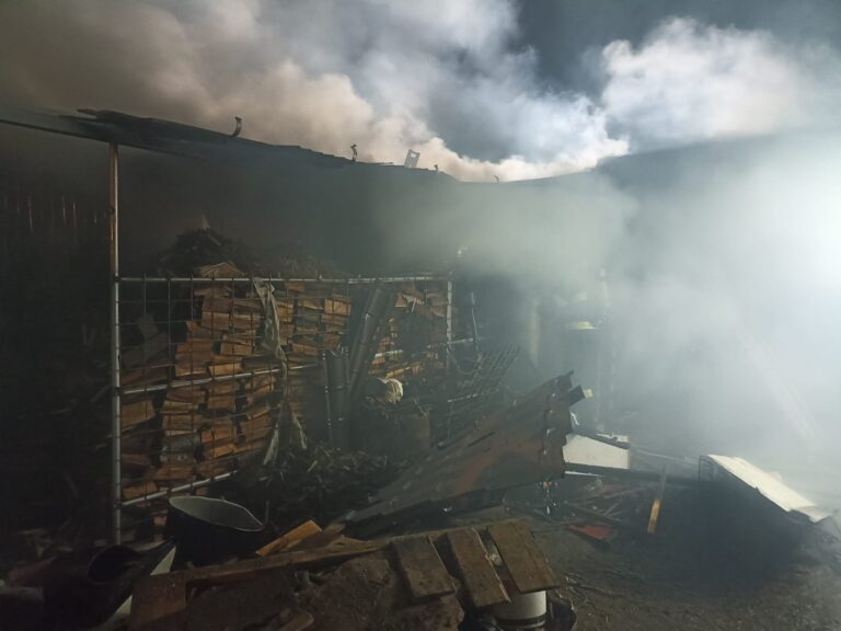 FOTO O gospodărie din Dumbrăveni a fost incendiată intenționat